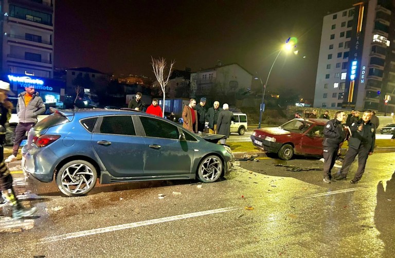 Malatya'da İki Otomobil Çarpıştı: Üç Kişi Yaralandı