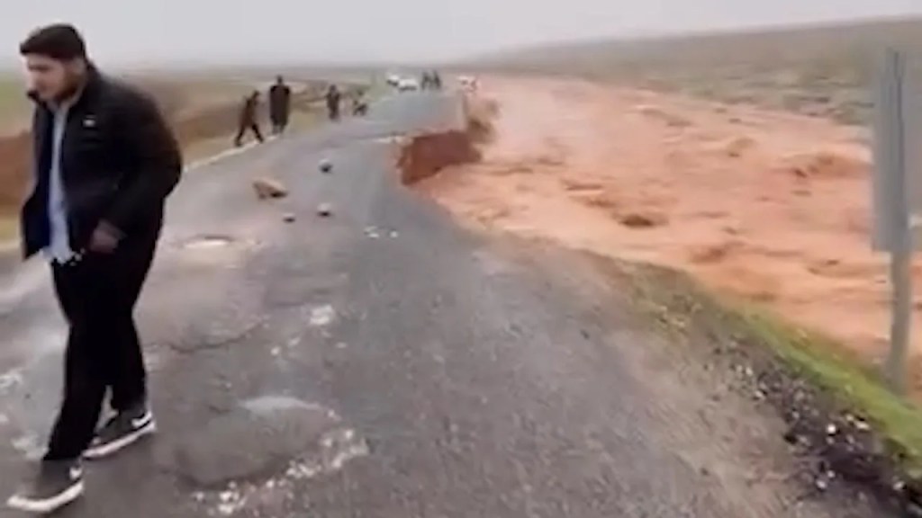 Şanlıurfa'da Sağanak Yağış Yolları Çökertti