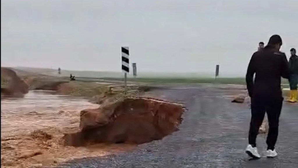 Şanlıurfa'da Sağanak Yağış Yolları Çökertti
