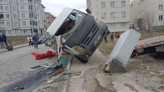 Çorum'da Minibüs ve Otomobil Çarpıştı: 5 Kişi Yaralandı