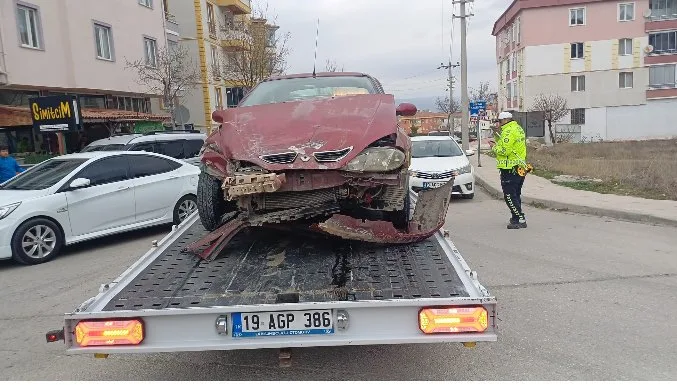 Çorum'da Minibüs ve Otomobil Çarpıştı: 5 Kişi Yaralandı