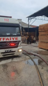 Kereste Deposunda Yangın: Bir Kişi Yaralandı