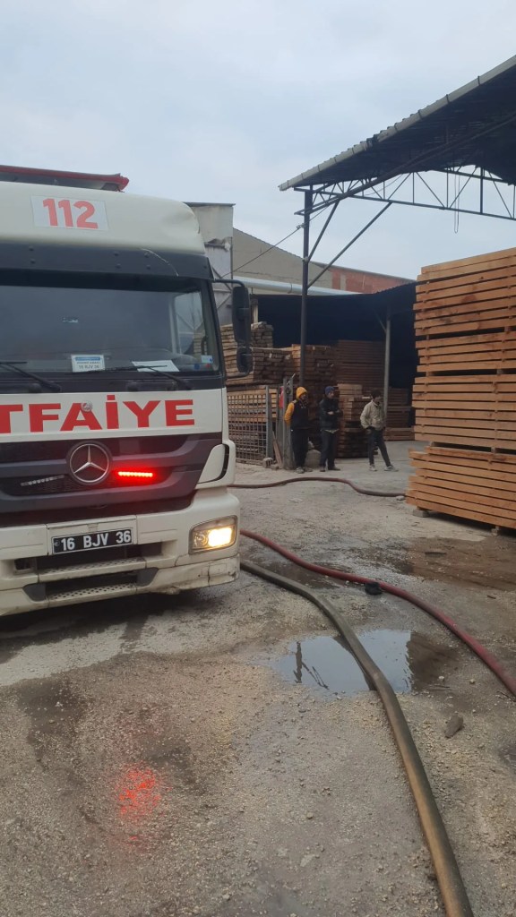 Kereste Deposunda Yangın: Bir Kişi Yaralandı