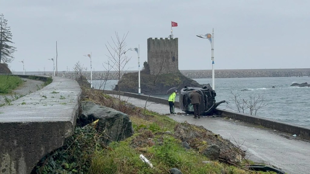 Rize'de Kaygan Yolda Otomobil Takla Attı