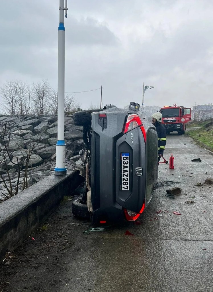 Rize'de Kaygan Yolda Otomobil Takla Attı