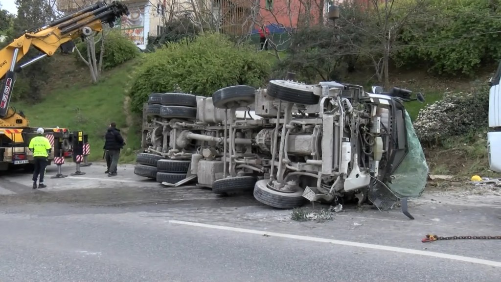 Üsküdar'da Beton Mikseri Devrildi, Trafik Felç Oldu