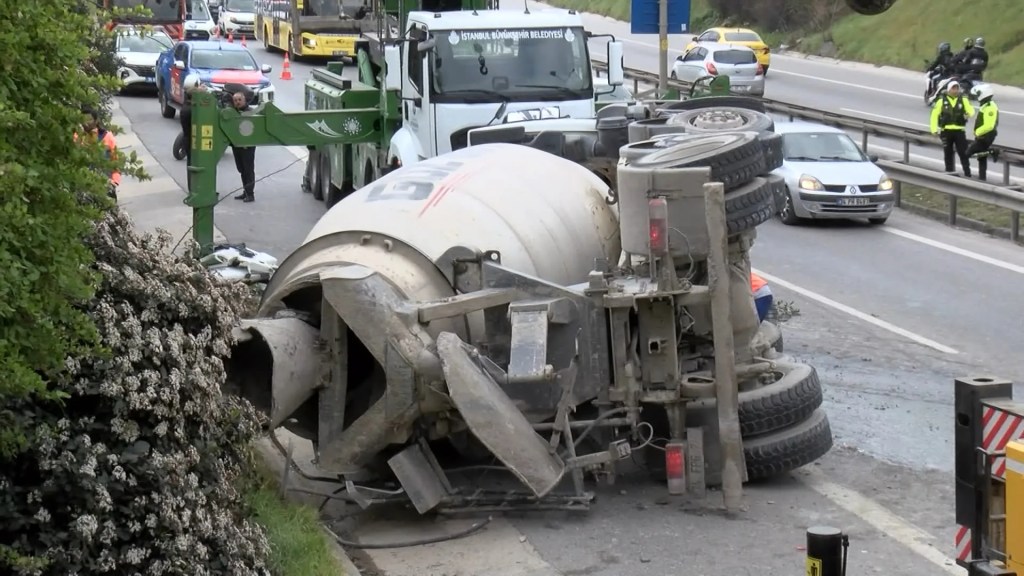 Üsküdar'da Beton Mikseri Devrildi, Trafik Felç Oldu