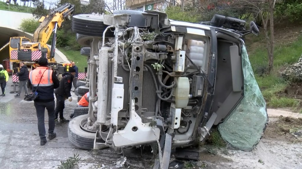 Üsküdar'da Beton Mikseri Devrildi, Trafik Felç Oldu