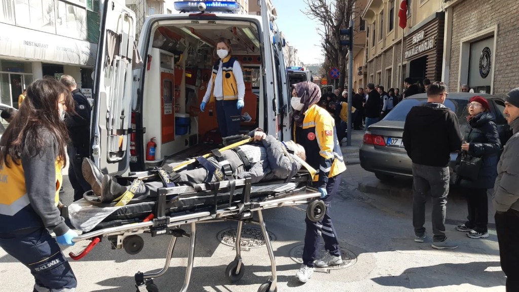Eskişehir'de Kaza: Otomobil Yayaların Arasına Daldı