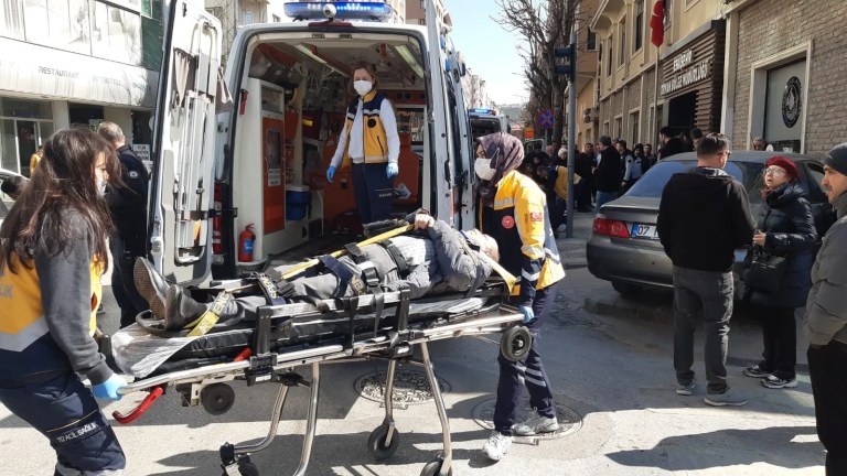 Eskişehir'de Kaza: Otomobil Yayaların Arasına Daldı