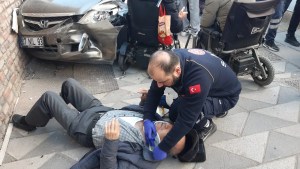 Eskişehir'de Kaza: Otomobil Yayaların Arasına Daldı