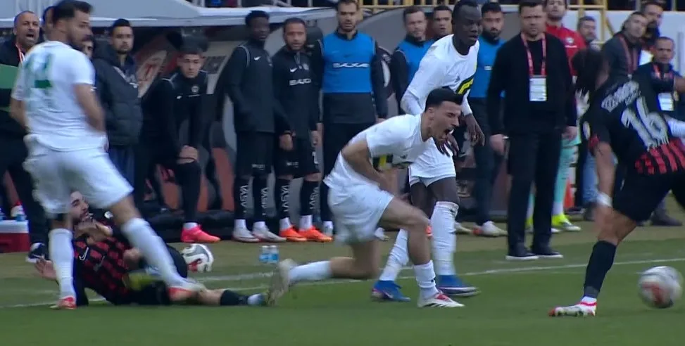 Arca Çorum FK, Esenler Erokspor'u 2-1 Yendi