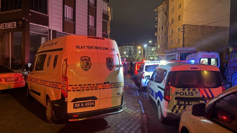 Sivas'ta Aile Faciası: Baba ve Ağabeyini Öldüren Genç Tutuklandı