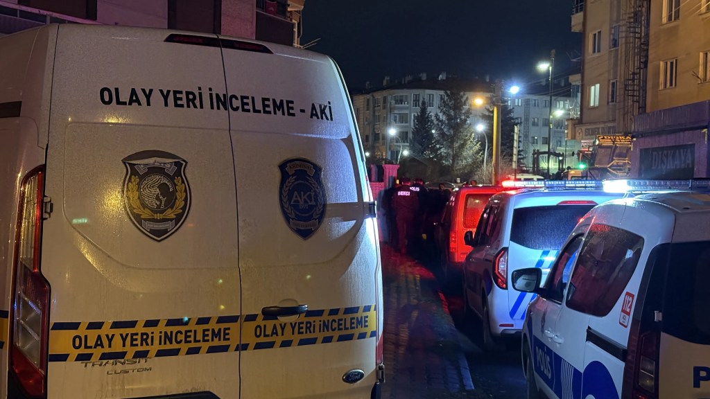Sivas'ta Aile Faciası: Baba ve Ağabeyini Öldüren Genç Tutuklandı