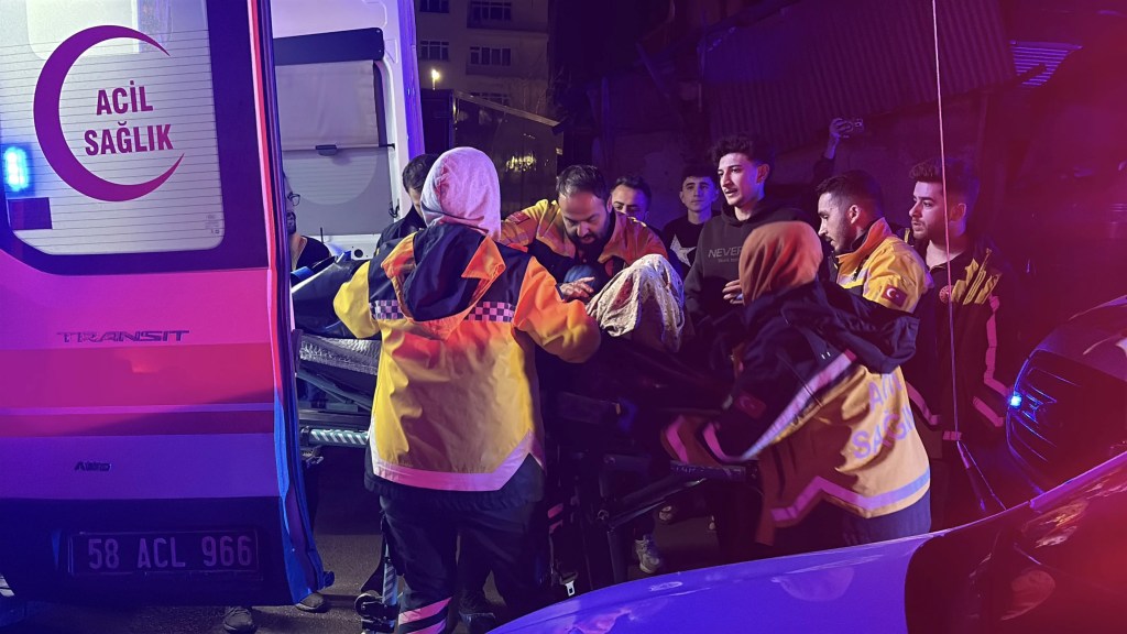 Sivas'ta Aile Faciası: Baba ve Ağabeyini Öldüren Genç Tutuklandı