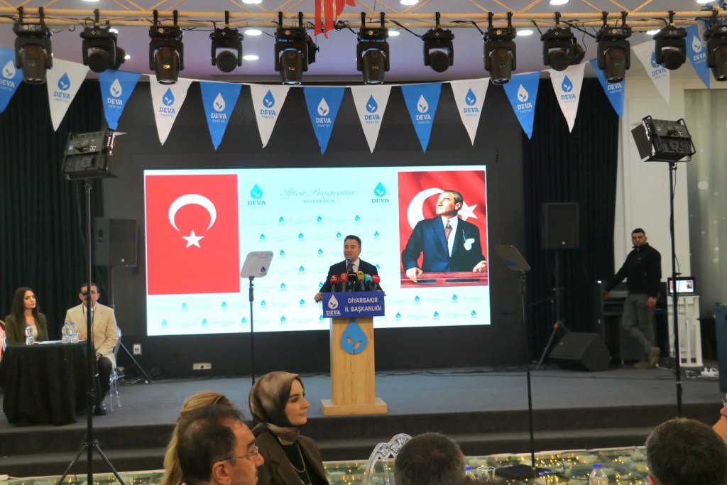 Babacan Diyarbakır'da Barış ve Çözüm Sürecini Vurguladı