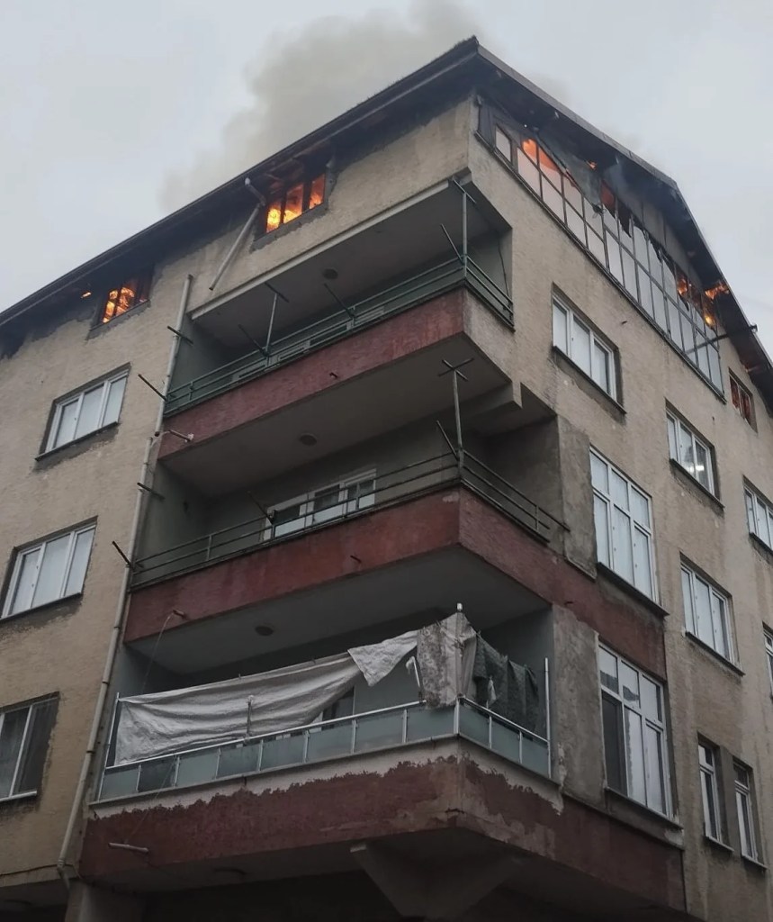 Bartın'da 4 Katlı Binanın Çatısında Yangın