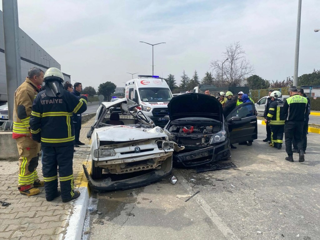 Manisa'da Trafik Kazası: Kamyonet Sürücüsü Hayatını Kaybetti
