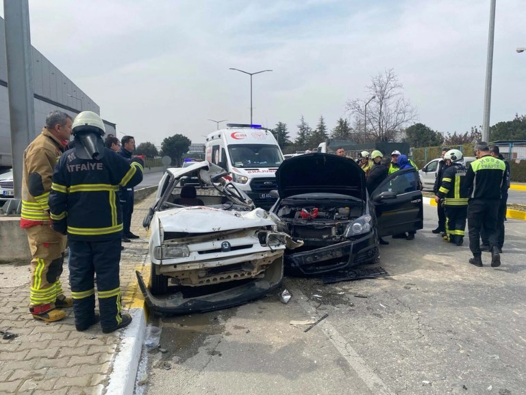 Manisa'da Trafik Kazası: Kamyonet Sürücüsü Hayatını Kaybetti