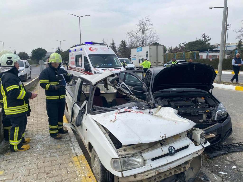 Manisa'da Trafik Kazası: Kamyonet Sürücüsü Hayatını Kaybetti