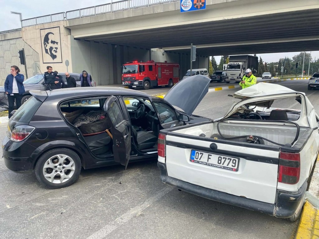 Manisa'da Trafik Kazası: Kamyonet Sürücüsü Hayatını Kaybetti