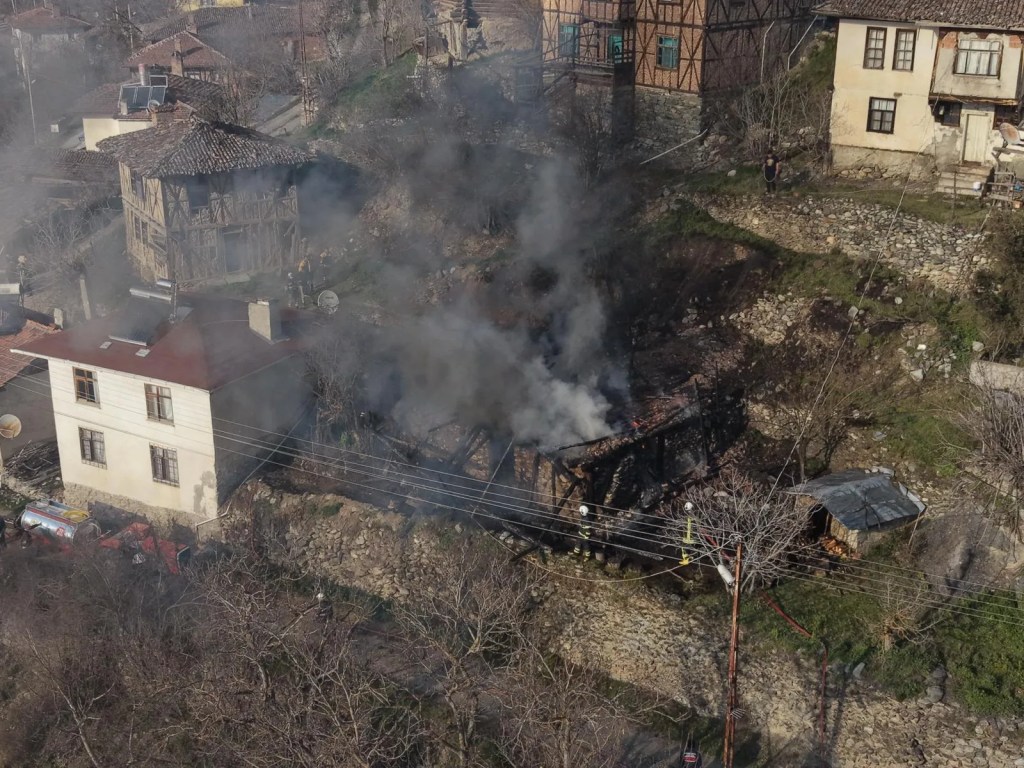 Tosya'da Samanlık Yangını Tamamen Kontrol Altında