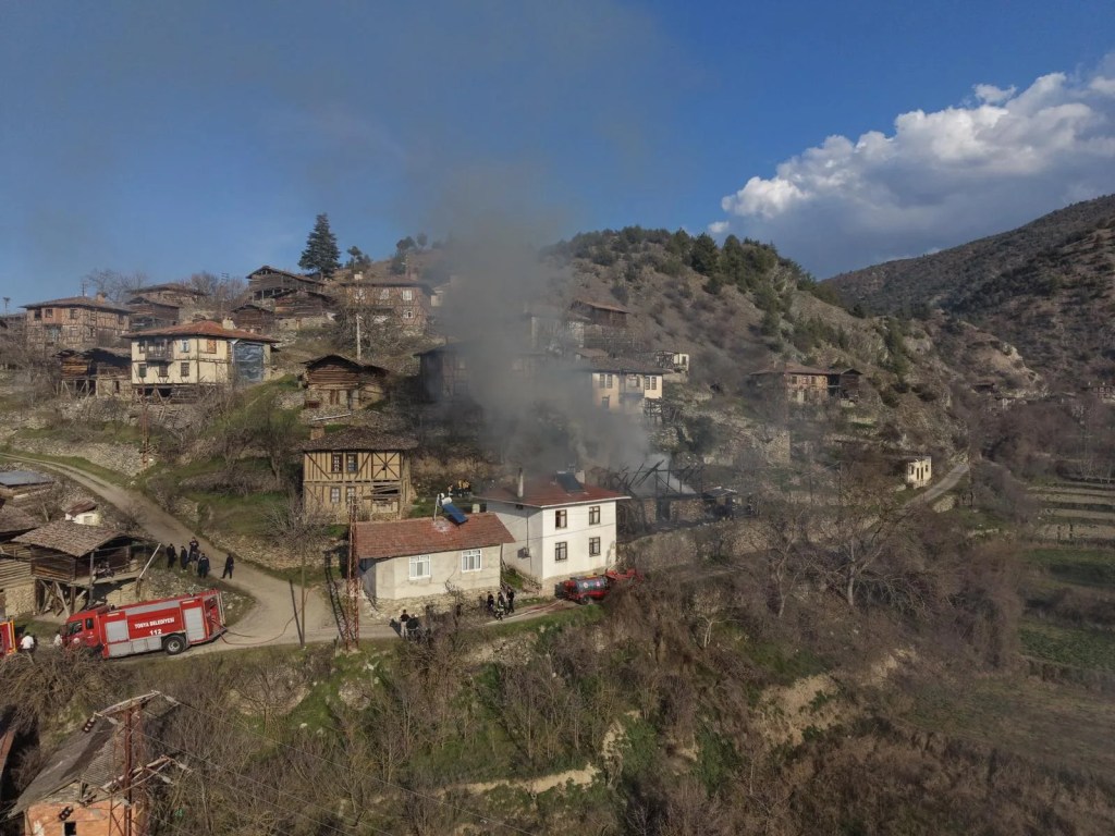 Tosya'da Samanlık Yangını Tamamen Kontrol Altında