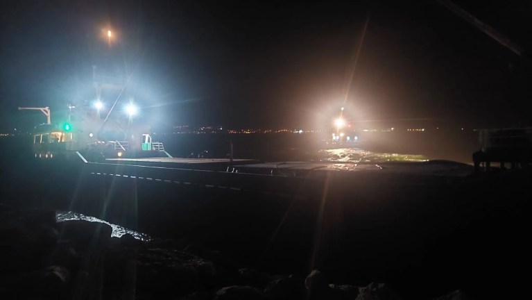 Balıkesir'de Kuru Yük Gemisi Karaya Oturdu