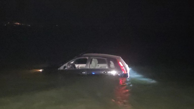 Bursa'da Otomobil İznik Gölü'ne Uçtu: 1 Yaralı