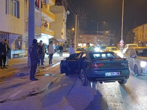 Bursa'da Enerji Direğine Çarpan Araçta 3 Kişi Yaralandı