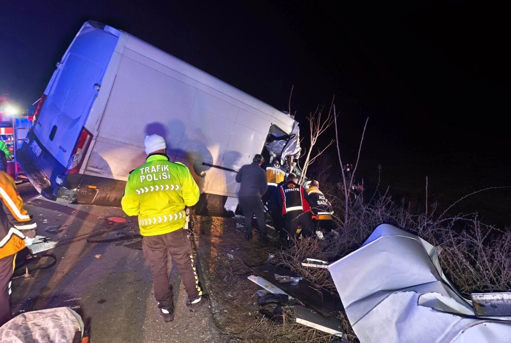 Keşan'da Kamyonet TIR'a Çarptı: 2 Ölü, 1 Yaralı