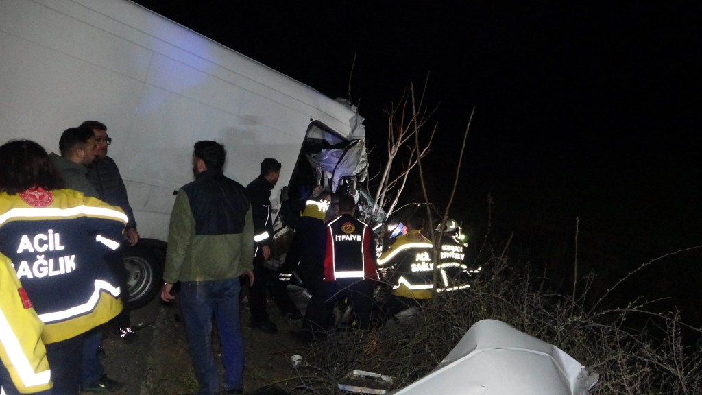 Keşan'da Kamyonet TIR'a Çarptı: 2 Ölü, 1 Yaralı