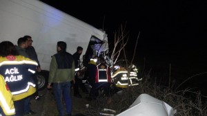 Keşan'da Kamyonet TIR'a Çarptı: 2 Ölü, 1 Yaralı