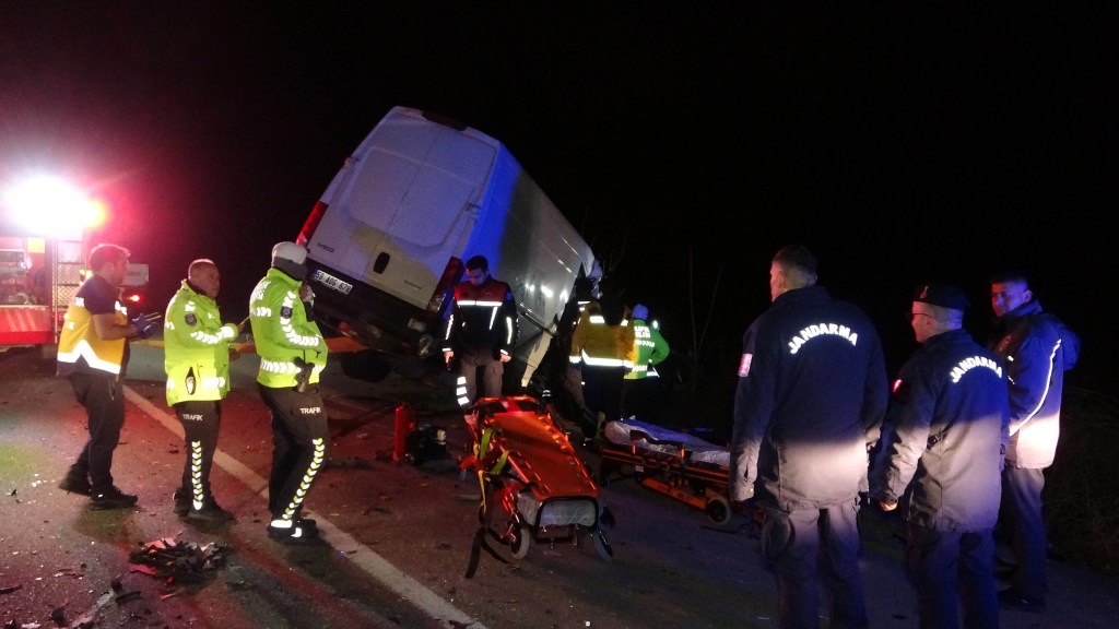 Keşan'da Kamyonet TIR'a Çarptı: 2 Ölü, 1 Yaralı