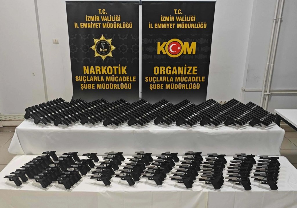 İzmir'de Ruhsatsız Silah Operasyonu: 149 Tabanca Ele Geçirildi