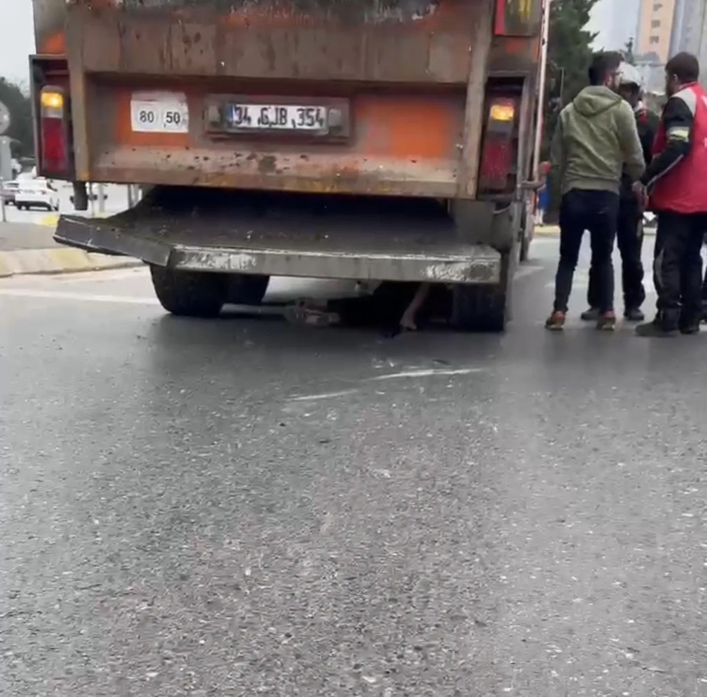 Ataşehir'de Skuter Sürücüsü Kamyon Kazasında Ağır Yaralandı