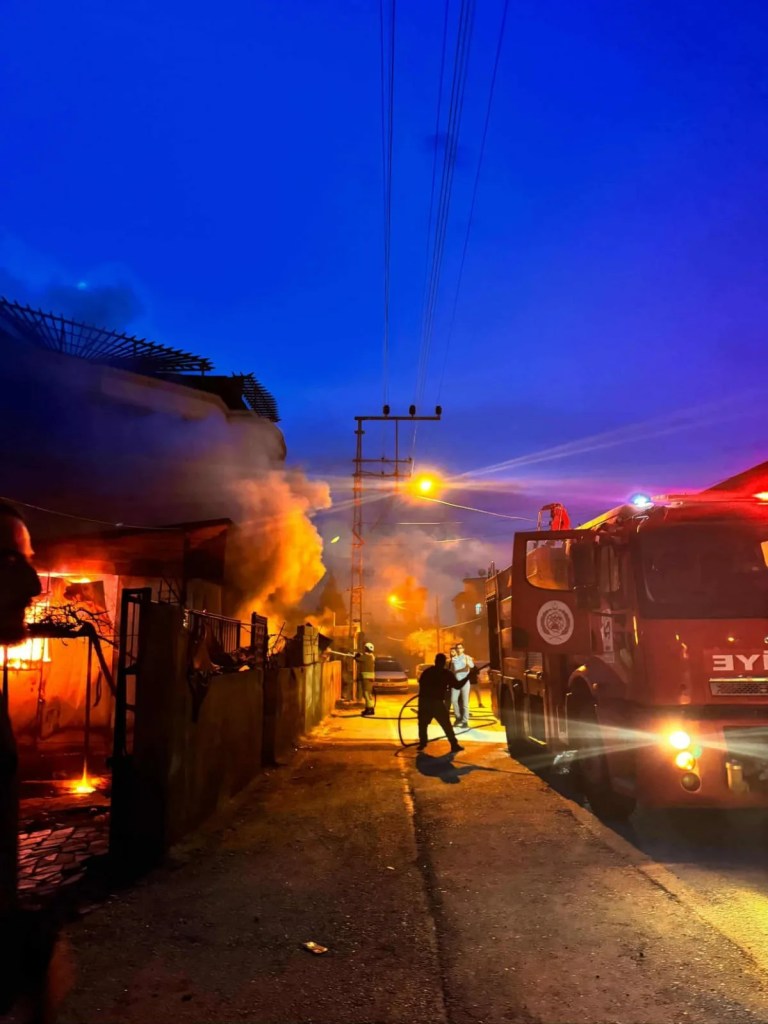 Hatay'da Konteyner Depoda Çıkan Yangın Korkuttu
