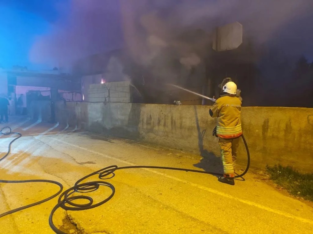 Hatay'da Konteyner Depoda Çıkan Yangın Korkuttu