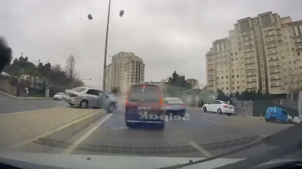 Ataşehir'de Otomobil Aydınlatma Direğine Çarptı