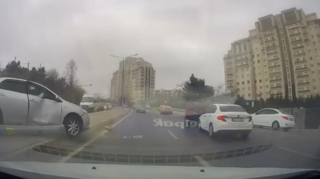 Ataşehir'de Otomobil Aydınlatma Direğine Çarptı
