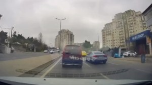 Ataşehir'de Otomobil Aydınlatma Direğine Çarptı