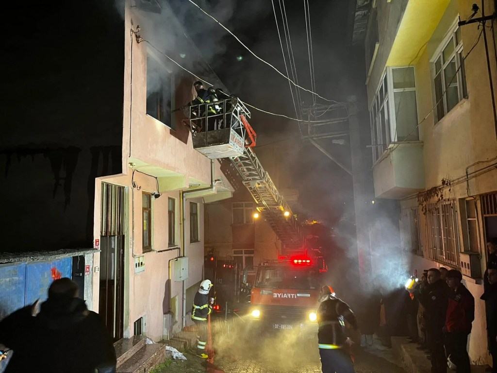 Kastamonu'da Evde Patlama Sonrası Yangın: 1 Kişi Yaralandı