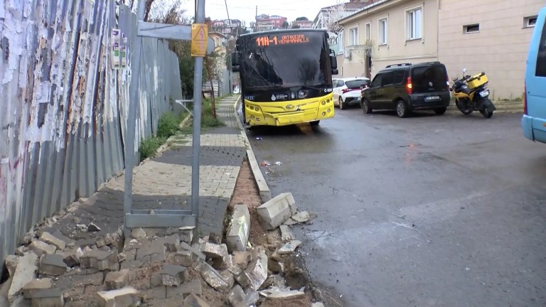 Beykoz'da İETT Otobüsü Direğe Çarptı: 4 Yaralı