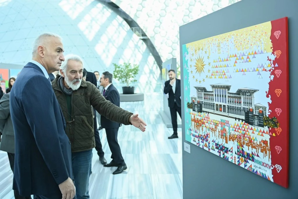 Bakan Ersoy Ankara Sergisini Gezdi