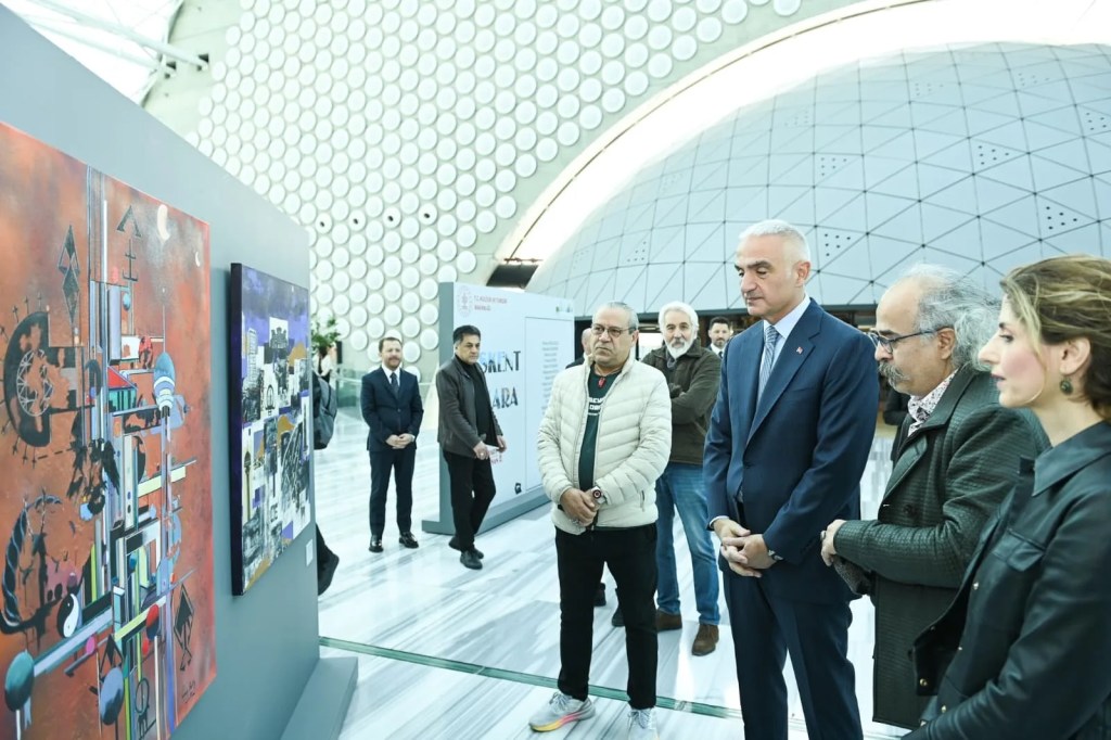 Bakan Ersoy Ankara'daki Sanat Sergisini Ziyaret Etti