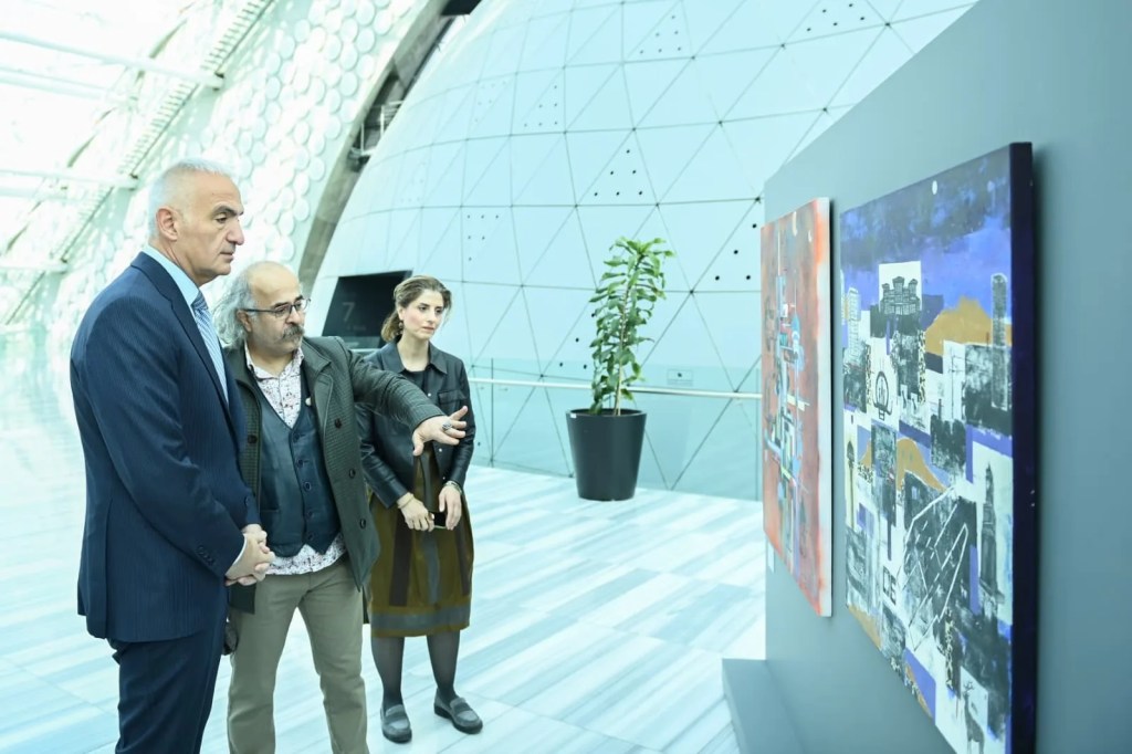 Bakan Ersoy Ankara'daki Sanat Sergisini Ziyaret Etti