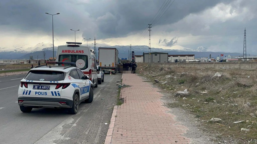 Kayseri'de TIR Şoförü Aracının Yanında Ölü Bulundu