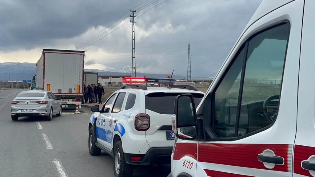 Kayseri'de TIR Şoförü Aracının Yanında Ölü Bulundu