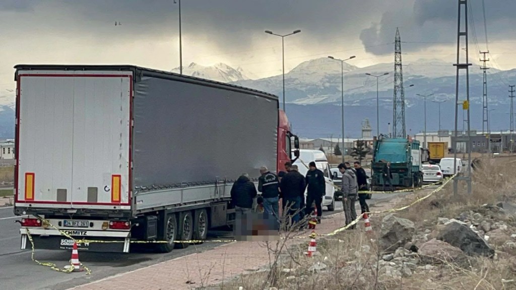 Kayseri'de TIR Şoförü Aracının Yanında Ölü Bulundu