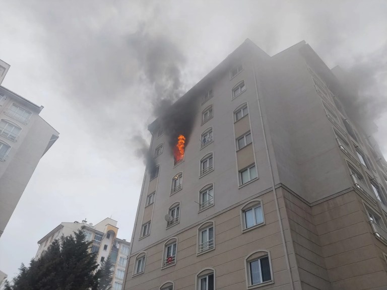 Bursa İnegöl'de 8 Katlı Binada Yangın Paniği